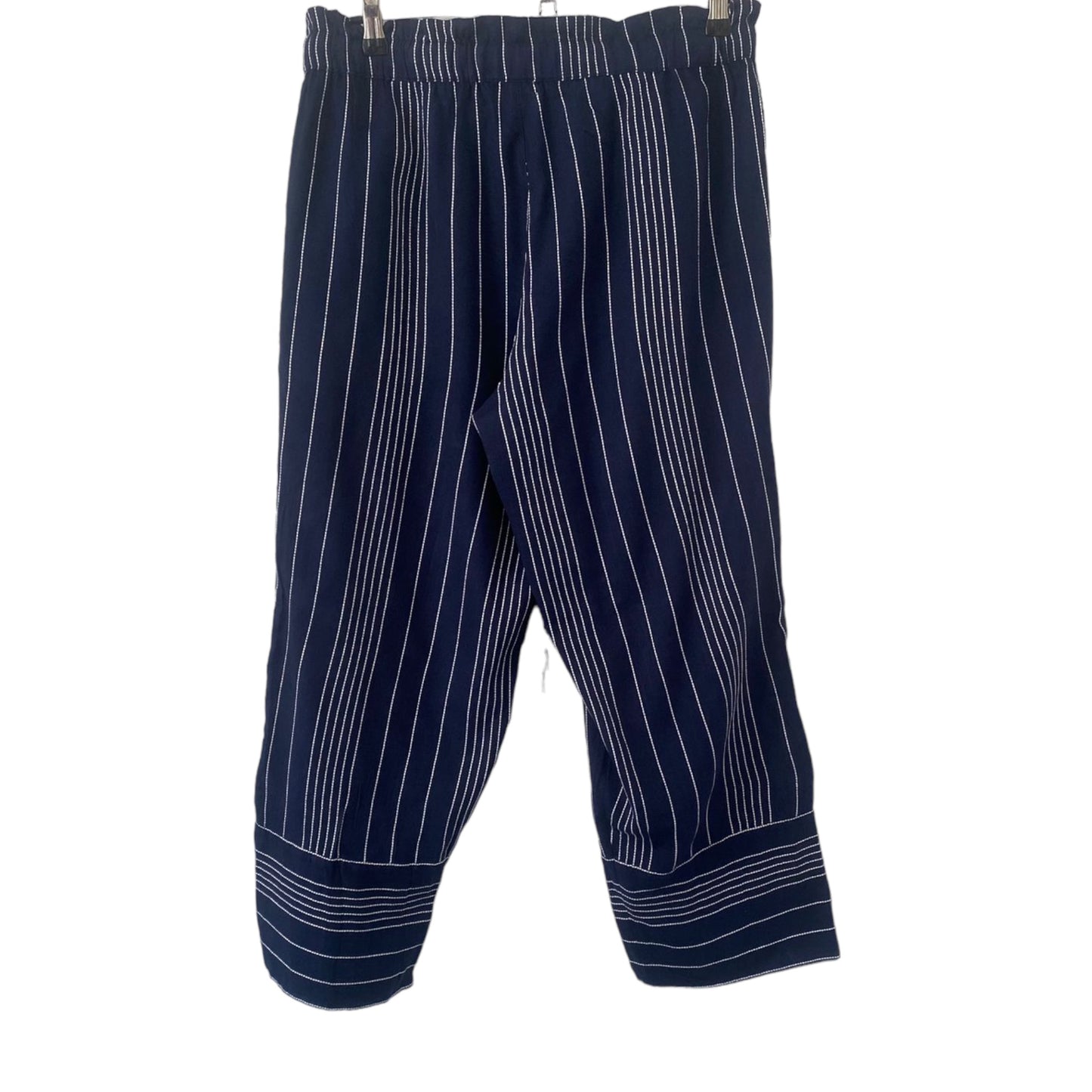 Preloved Experience the sophisticated look of Jigsaw's Navy & White Cropped Trousers, size 10. These trousers offer a chic, tailored style, perfect for any occasion. Jigsaw Navy & White cropped trousers Size 10 Jigsaw