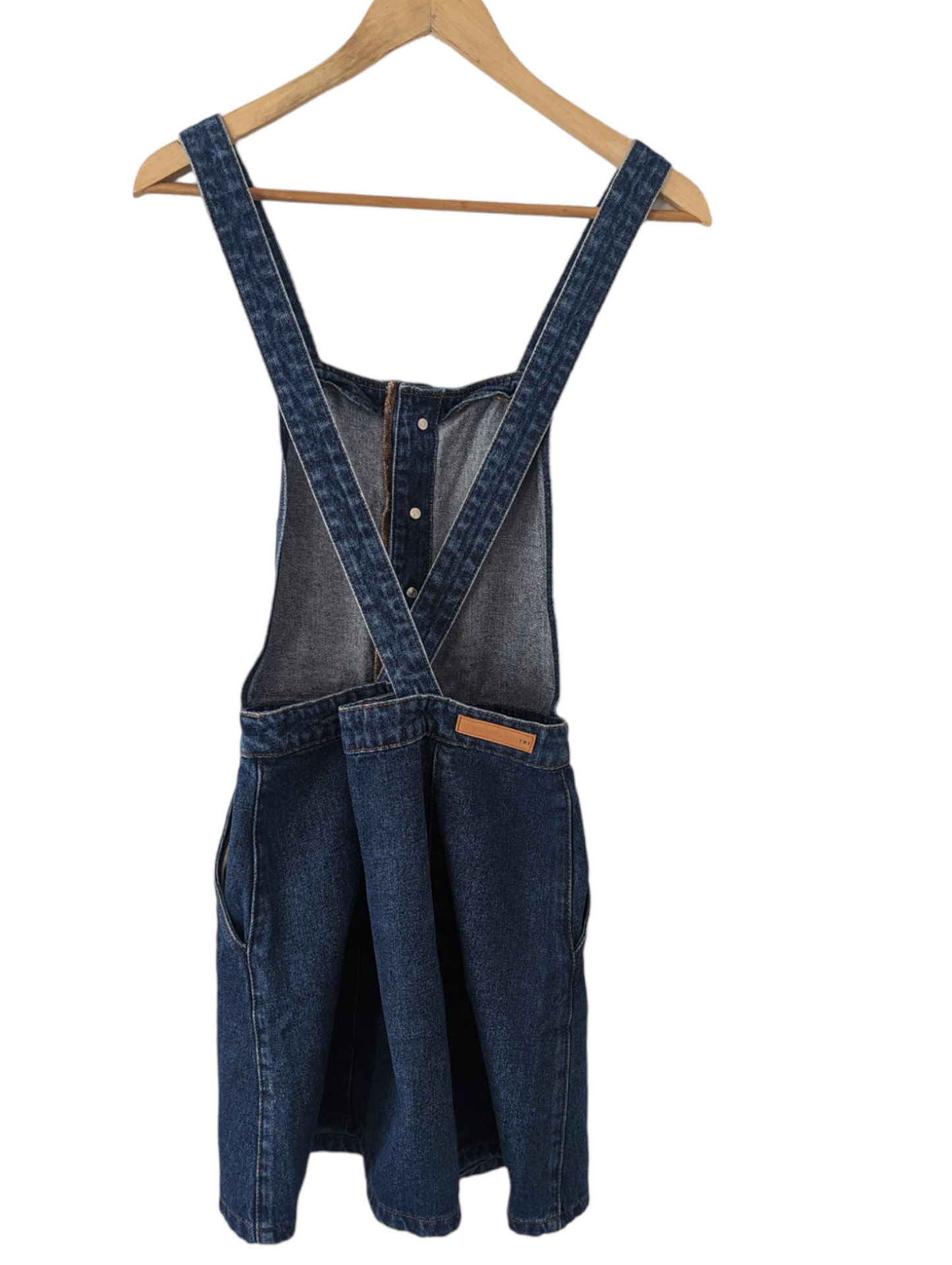 A modern wardrobe essential, these Zara Denim Dress Dungarees offer a timeless look. The classic style is sure to be a hit, with its adjustable straps. Crafted with a cotton blend, these size 10 dungarees are comfortable, breathable and made to last. Preloved