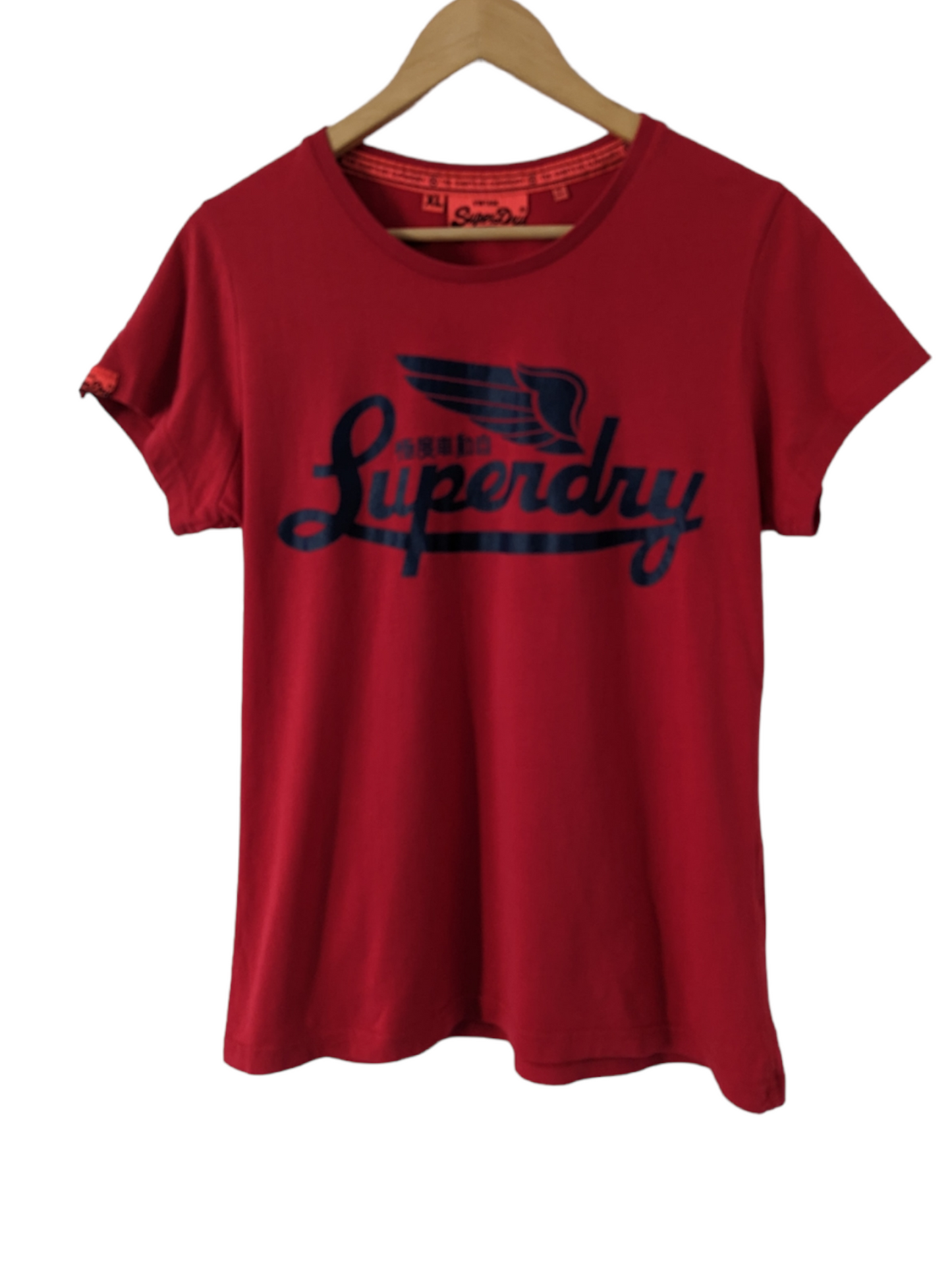 This vintage-style Superdry T-shirt features a bright red colour with blue lettering. The size is XL (size 16), perfect for a comfortable fit. Crafted from high-quality fabric, this t-shirt offers a soft touch and long-lasting durability. Show off your sporty style with this Superdry T-shirt. Preloved