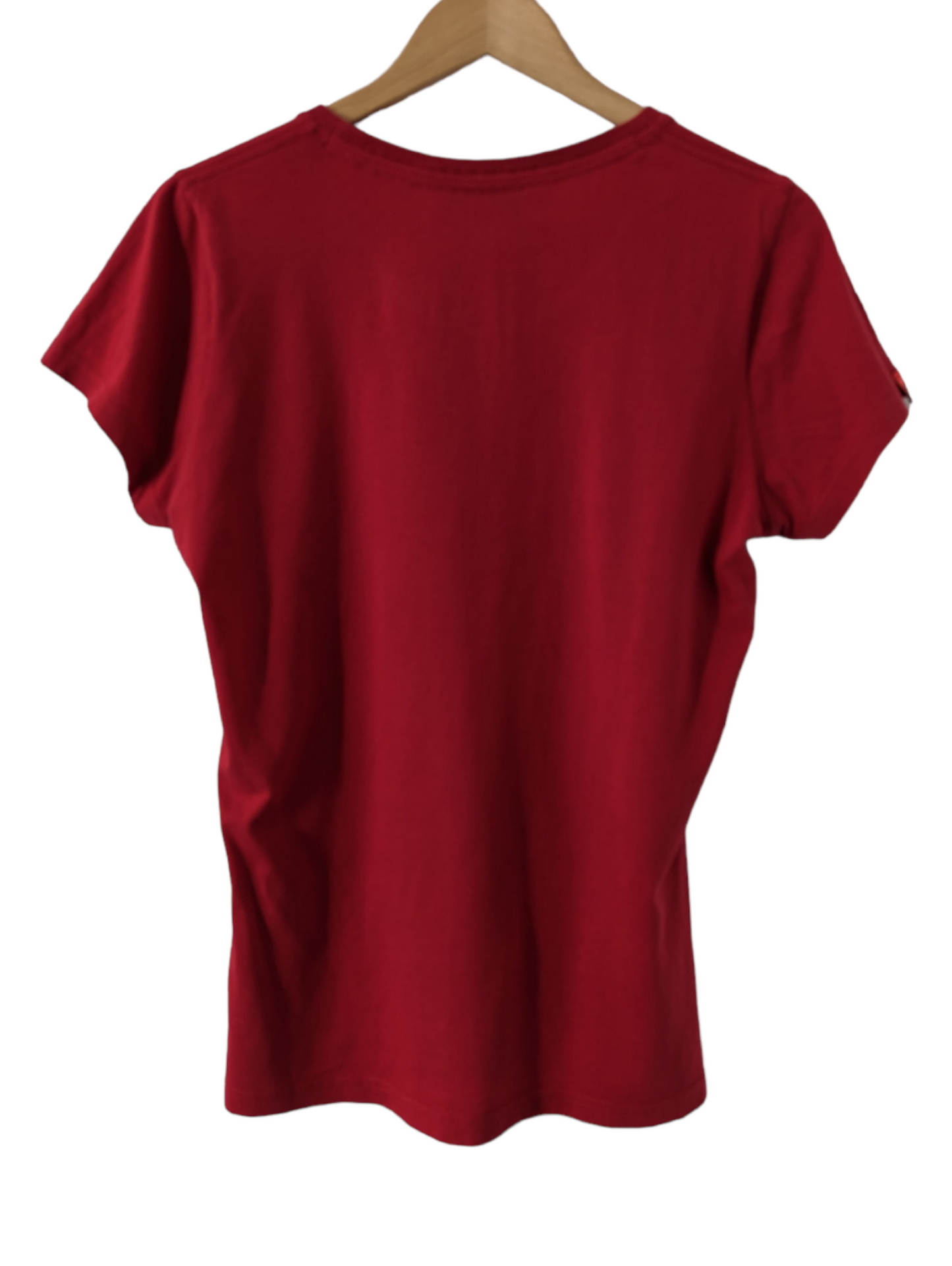 Preloved. This vintage-style Superdry T-shirt features a bright red colour with blue lettering. The size is XL (size 16), perfect for a comfortable fit. Crafted from high-quality fabric, this t-shirt offers a soft touch and long-lasting durability. Show off your sporty style with this Superdry T-shirt.