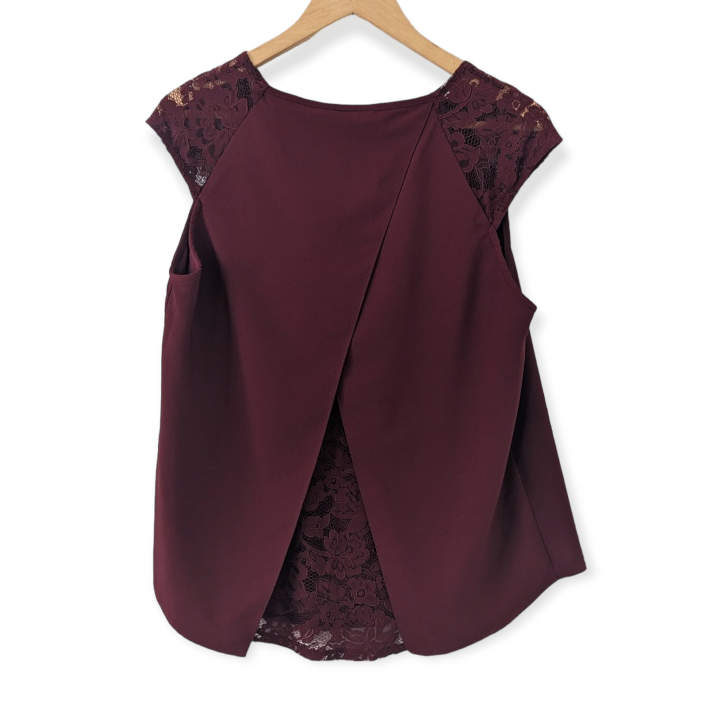 Billie & Blossom top is crafted from luxurious lace and comes in a striking burgundy shade. The size 16 is perfect for creating a sophisticated look that will have you feeling your best. Preloved