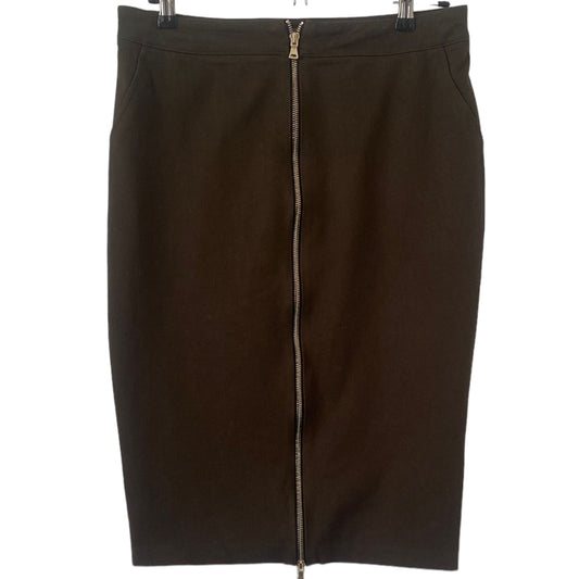 Slight Stretch This Gold Zip Skirt from River Island is the perfect addition to your wardrobe. Crafted from Khaki fabric, it features a flattering size 14 fit. Preloved