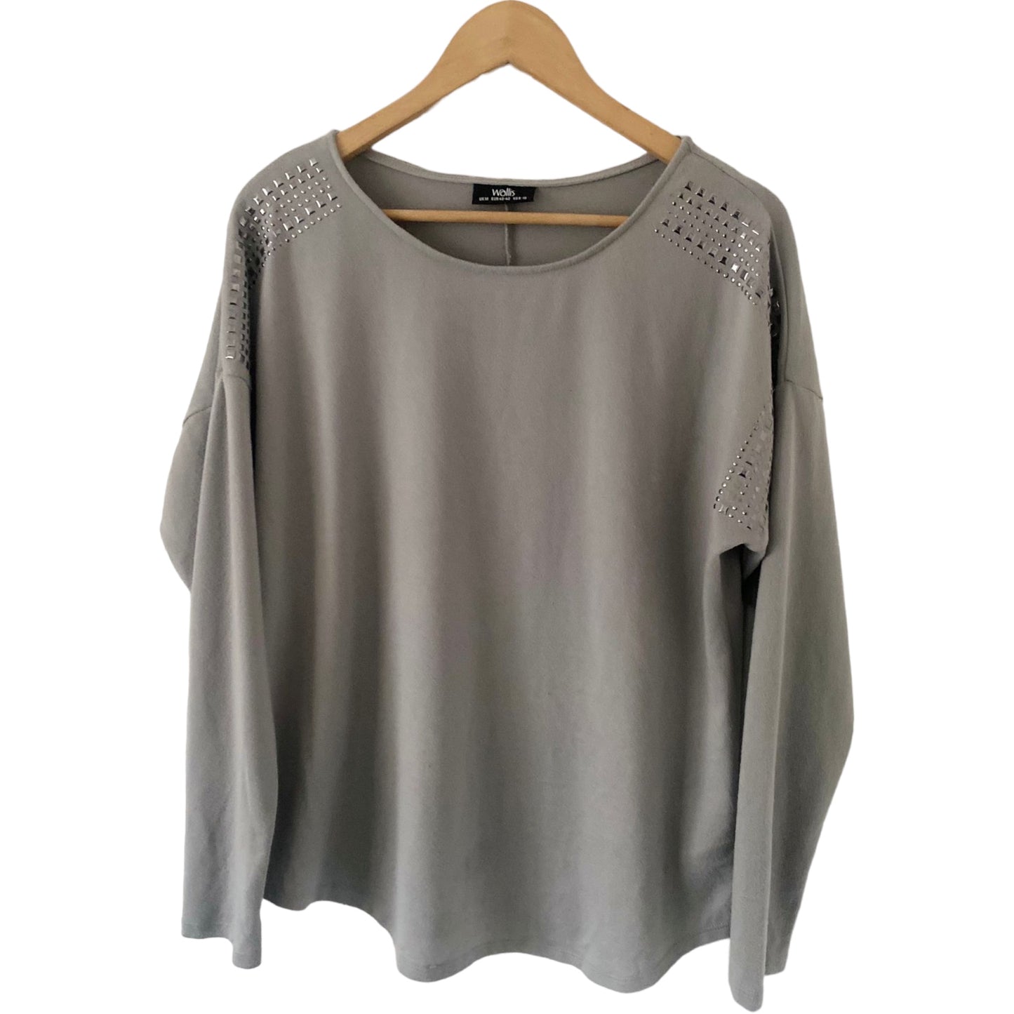 This Wallis Light Grey Jumper is size 12 and features eye-catching silver shoulder details. Crafted from lightweight materials, this jumper is ideal for the cool weather while remaining breathable and comfortable. Preloved