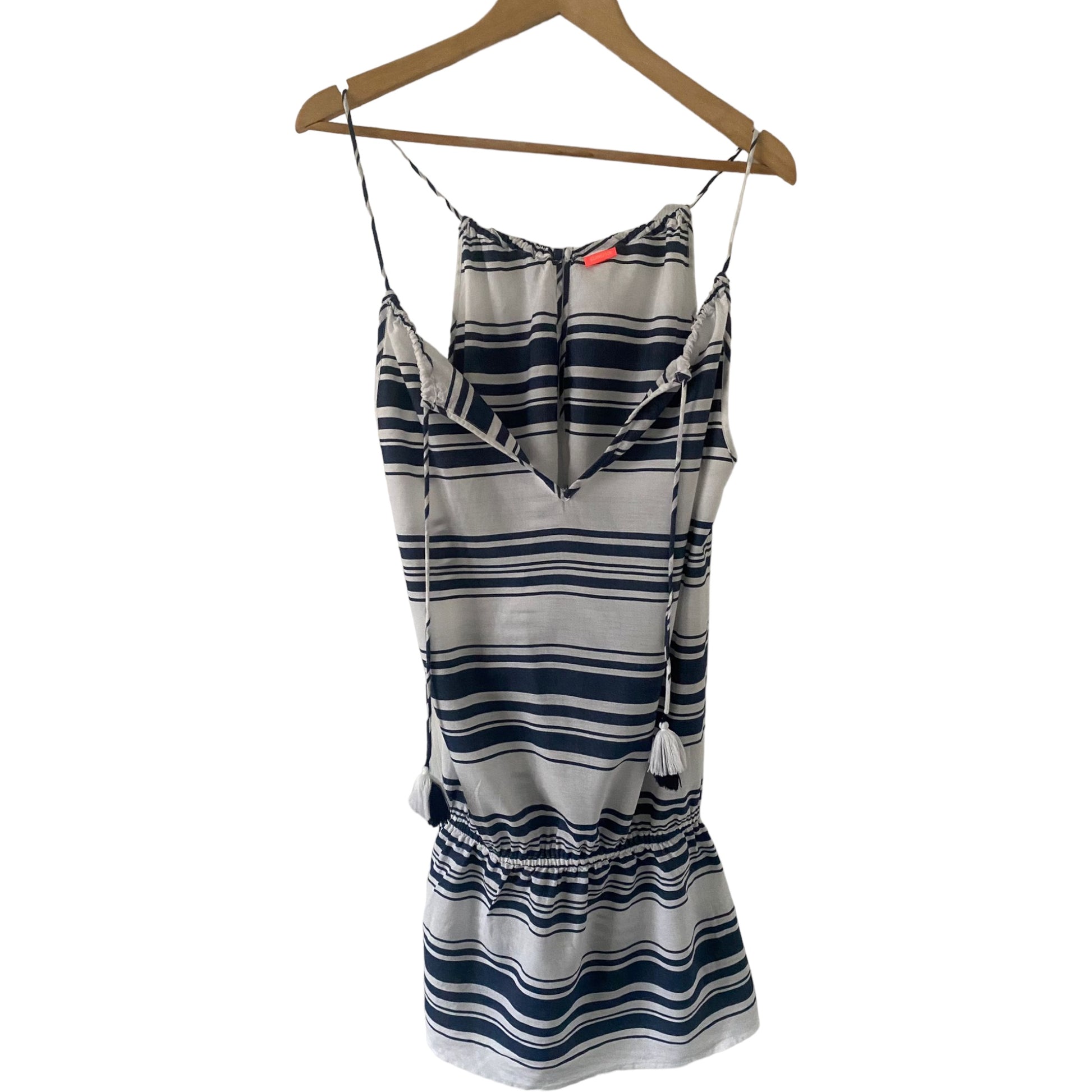 Preloved. This Sunuva dress is an elegant beachwear choice for young girls. The black and white design features a lightweight material with a comfortable fit and a flattering silhouette. Perfect for any beach outing, this dress is available in size 8.