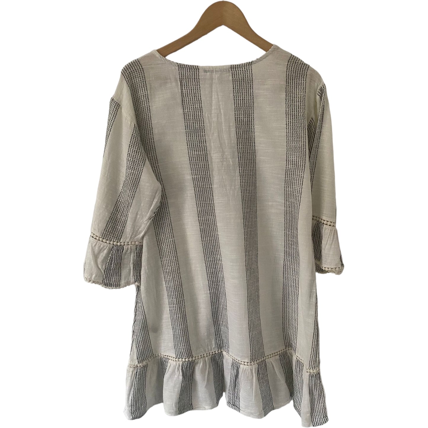 Preloved Black & White Tunic from M & S is perfect for your wardrobe. Crafted from lightweight, breathable fabrics, this stylish piece is available in a size 12 and is sure to keep you comfortable all day long.