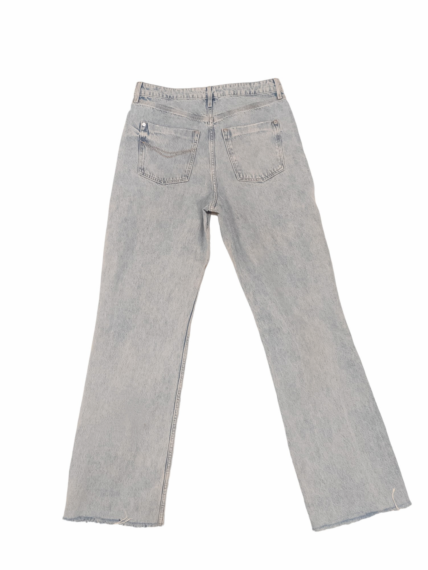 These Baggy Distressed River Island Jeans provide a cool, casual look with a relaxed fit. Designed with a 12 size, they provide a comfortable fit with great style. Preloved 