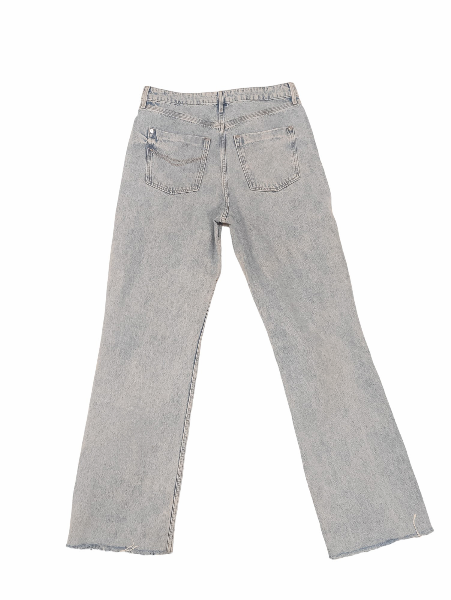 These Baggy Distressed River Island Jeans provide a cool, casual look with a relaxed fit. Designed with a 12 size, they provide a comfortable fit with great style. Preloved 