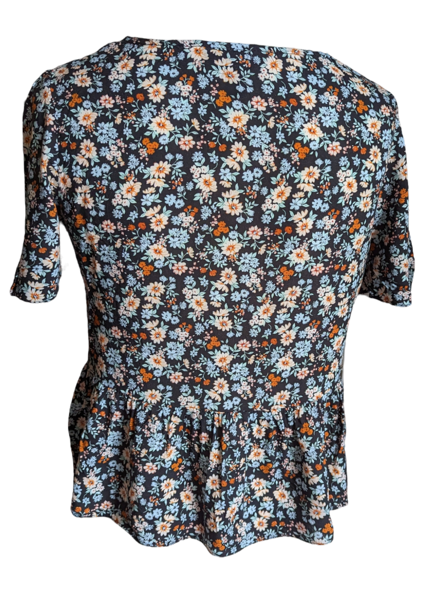 This Floral V-Neck Button Blouse is the perfect blend of style and comfort. Its lightweight, short-sleeved design, V-neck cut and ruffled bottom detailing make it an ideal choice for summer days. Available in size 12. Preloved 