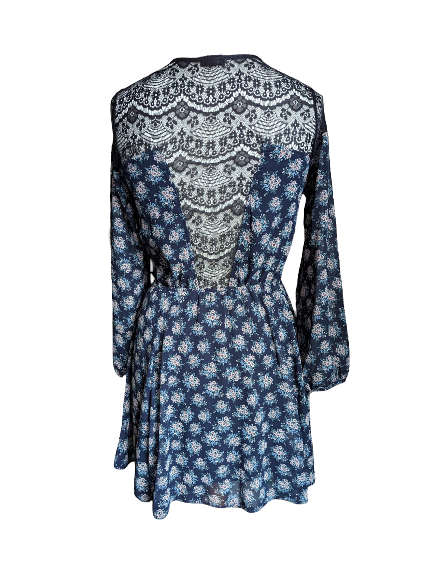 This River Island dress features lovely lace and flower detailing and a flattering elasticated waistband with button details. Fully lined at the bottom section, the dress is a size 10 and is sure to make a stunning addition to any wardrobe. 