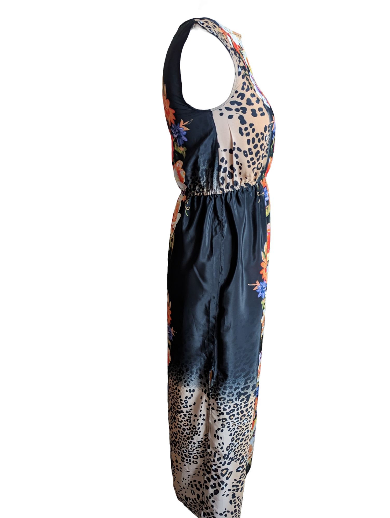 Look lovely and feel comfortable wearing this maxi dress from River Island featuring a side spilt, soft lightweight material and striking pattern. Perfect for hot summer days, this maxi dress is available in size 8. Preloved