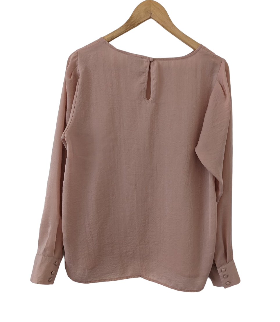 Preloved. Stay stylish in this classic pink ICHI Top. The round neckline and button detail create an effortless, feminine silhouette. The top is made from a soft, lightweight material and is available in size 8. Make a statement in this beautiful and timeless piece.