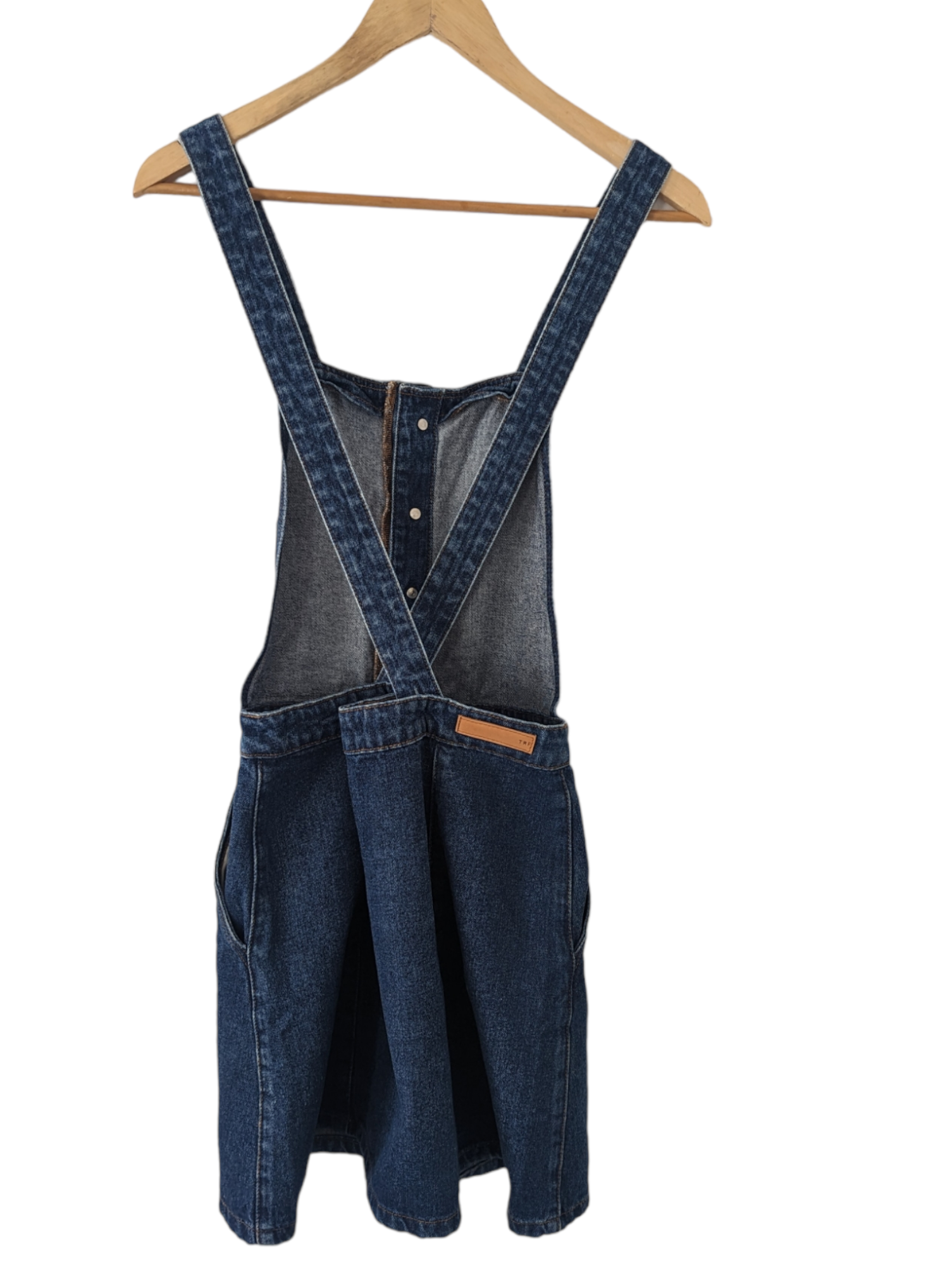 A modern wardrobe essential, these Zara Denim Dress Dungarees offer a timeless look. The classic style is sure to be a hit, with its adjustable straps. Crafted with a cotton blend, these size 10 dungarees are comfortable, breathable and made to last. Preloved 