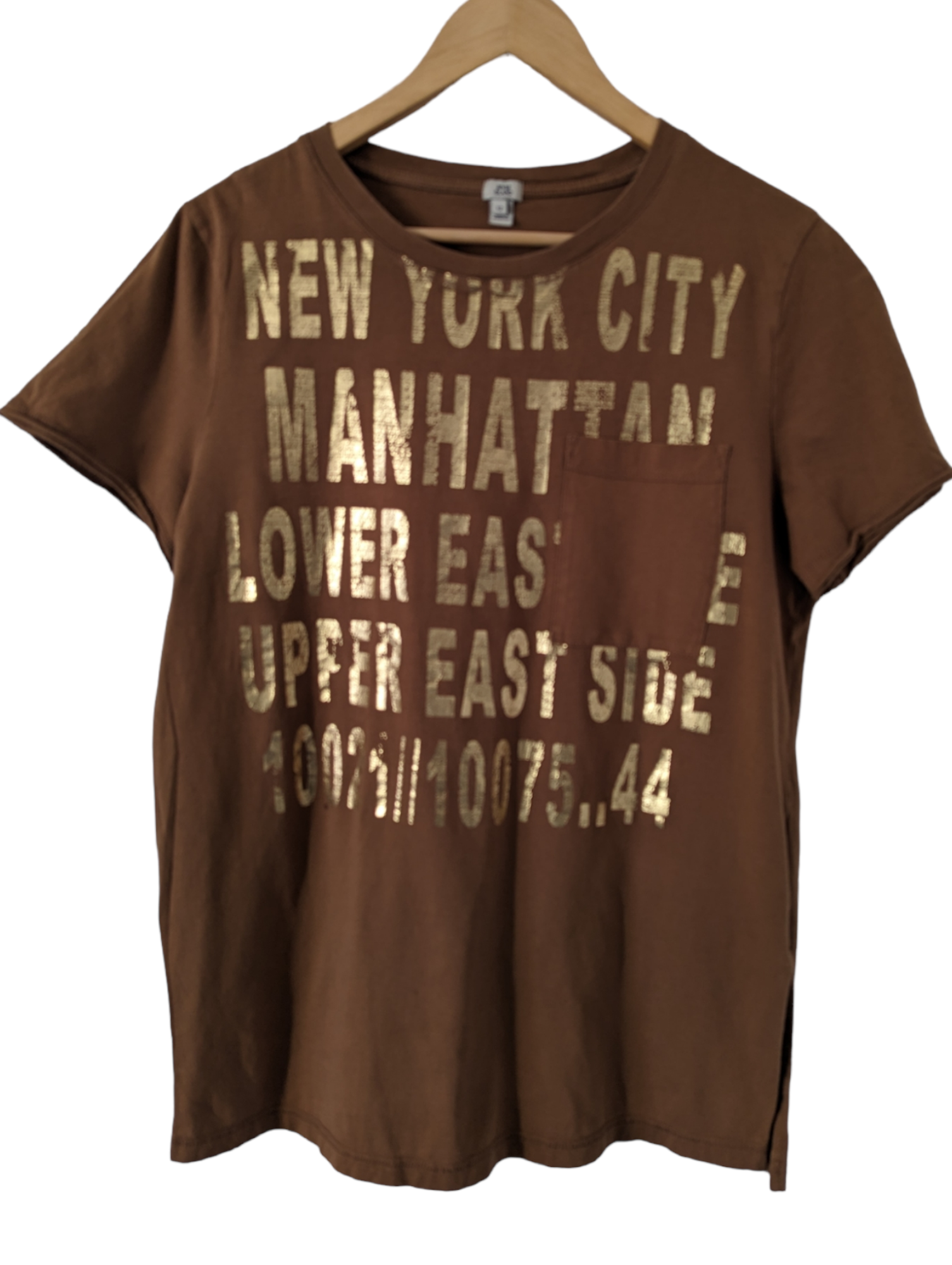 Preloved. This stylish River Island New York T-shirt is a great way to add some flair to your wardrobe. The brown color is complemented with gold writing for a classic, yet modern look. The size 12 offers a comfortable fit. An eye-catching piece from the iconic River Island brand.