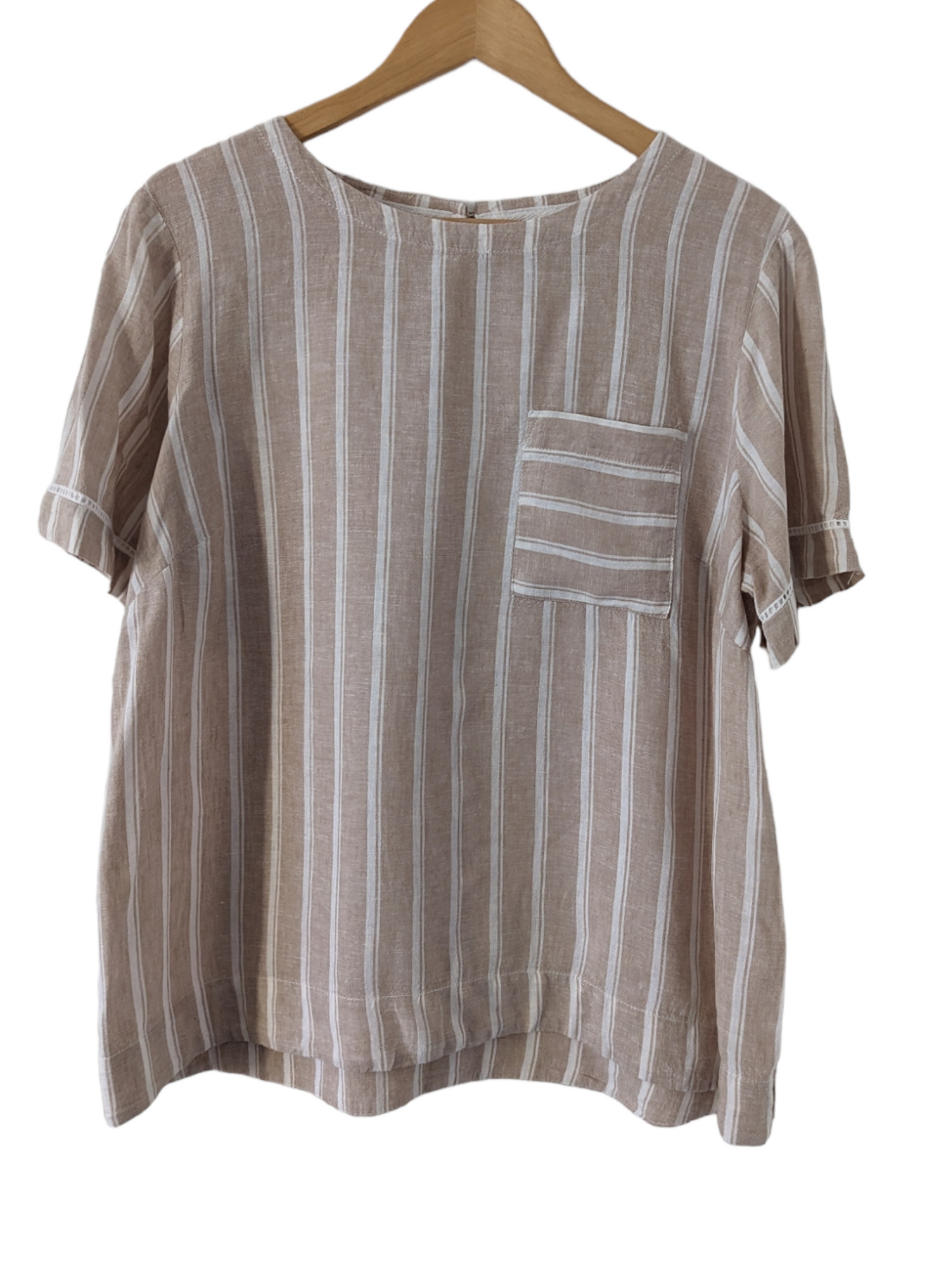 Preloved. This stylish Stripy Beige & White Shirt from George is a contemporary garment that combines classic and relaxed vibes. This shirt features comfortable fabric in size 16 to provide a loose fit. Perfect for any casual look.