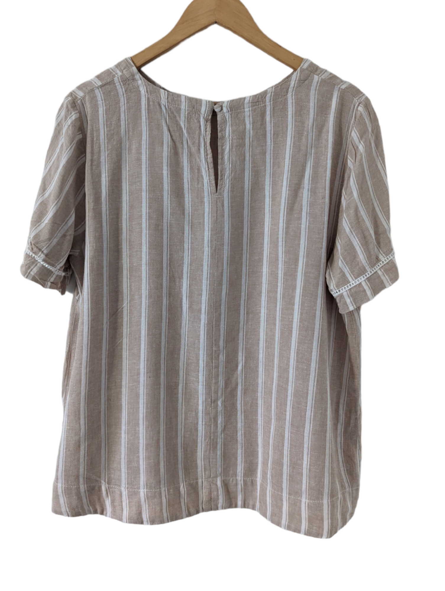 This stylish Stripy Beige & White Shirt from George is a contemporary garment that combines classic and relaxed vibes. This shirt features comfortable fabric in size 16 to provide a loose fit. Perfect for any casual look. Preloved