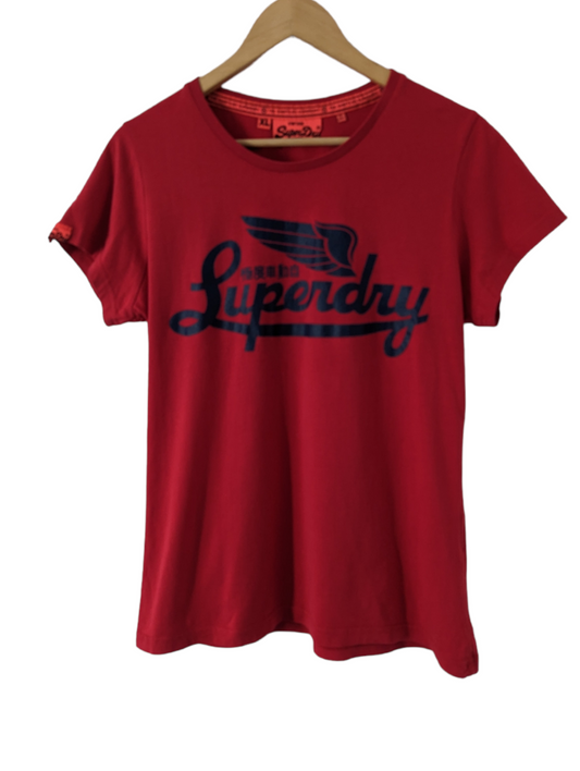  This vintage-style Superdry T-shirt features a bright red colour with blue lettering. The size is XL (size 16), perfect for a comfortable fit. Crafted from high-quality fabric, this t-shirt offers a soft touch and long-lasting durability. Show off your sporty style with this Superdry T-shirt. Preloved