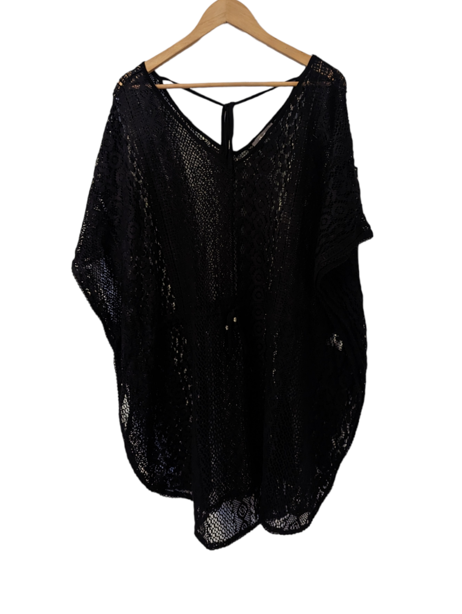 This sophisticated black Studio swim cover up features a tie waist, perfect for sizes 20/22 to achieve a flattering silhouette. Preloved