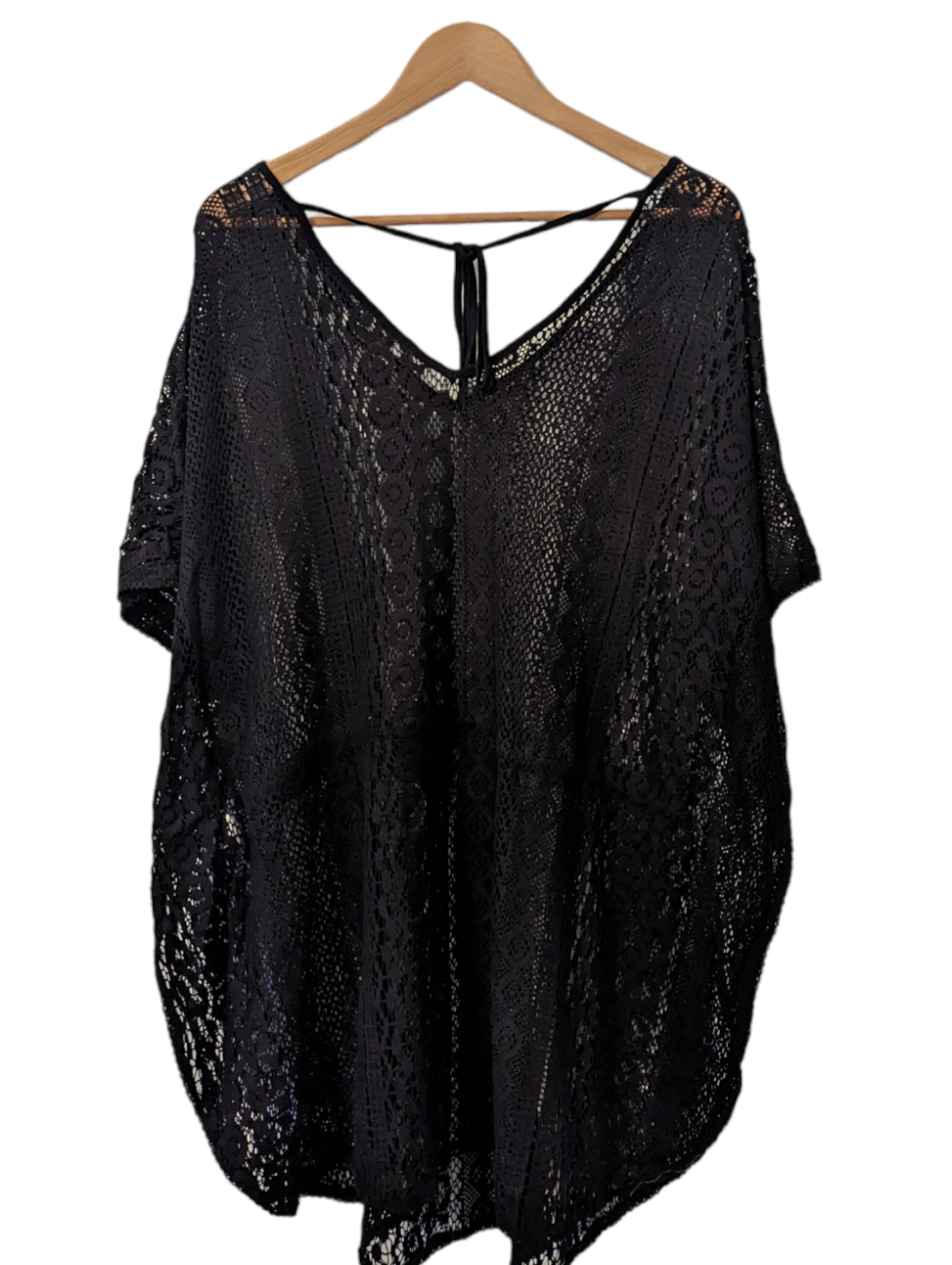 This sophisticated black Studio swim cover up features a tie waist, perfect for sizes 20/22 to achieve a flattering silhouette. Preloved