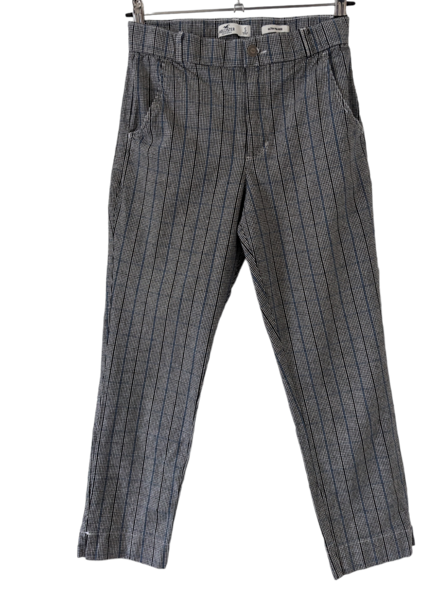 Hollister Smart trousers offer the perfect mix of comfort, style, and versatility. Each size 8 trouser is crafted of high quality materials featuring a white, blue, and black check pattern. They're a perfect choice for any modern, fashion-forward wardrobe. Preloved