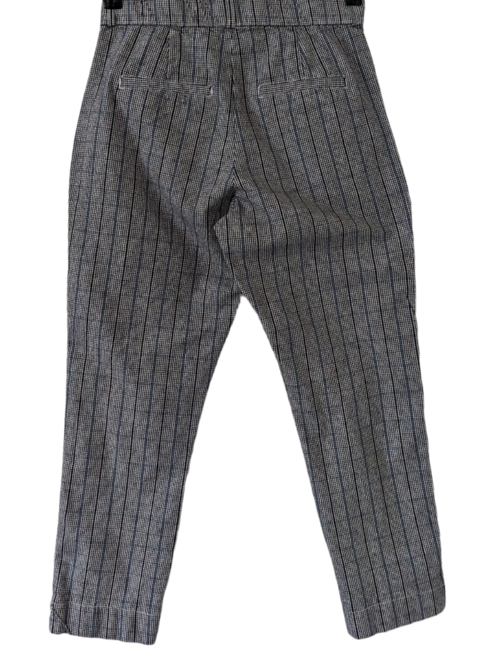 Preloved Hollister Smart trousers offer the perfect mix of comfort, style, and versatility. Each size 8 trouser is crafted of high quality materials featuring a white, blue, and black check pattern. They're a perfect choice for any modern, fashion-forward wardrobe.