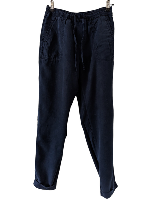 Preloved For a sophisticated look, try the Fatface Loose Fit Trousers in a timeless blue hue. Their soft design is available in size 10 and provides a comfortable fit for any occasion.