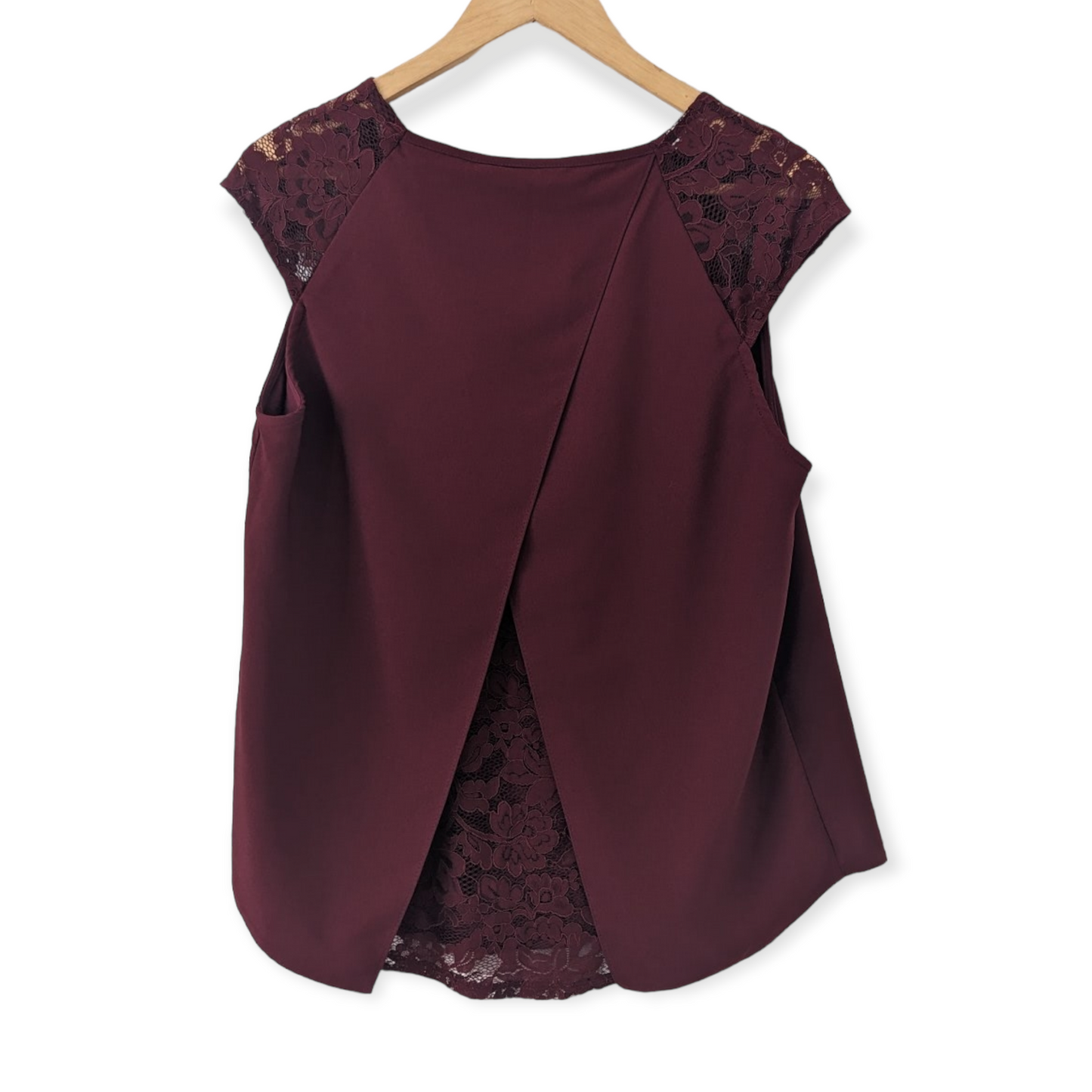 Billie & Blossom top is crafted from luxurious lace and comes in a striking burgundy shade. The size 16 is perfect for creating a sophisticated look that will have you feeling your best. Preloved 