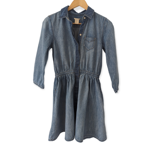 Preloved This Levi's Denim Dress is perfect for any occasion. It features a half sleeve design and a comfortable fit for size 8. Enjoy the stylish look and timeless quality of Levi's denim with this timeless piece.