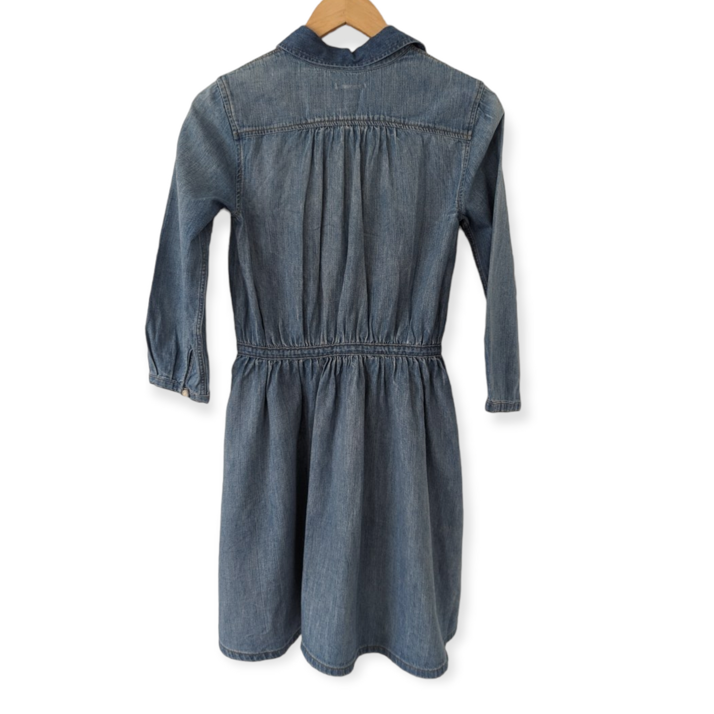 This Levi's Denim Dress is perfect for any occasion. It features a half sleeve design and a comfortable fit for size 8. Enjoy the stylish look and timeless quality of Levi's denim with this timeless piece. Preloved